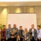 Anggota Komisioner BNSP, Amilin, memenuhi undangan Direktur Perundingan Perdagangan Jasa Kementerian Perdagangan RI, Basaria Tiara L. Gaol, dalam pembahasan tentang penyusunan jawaban pertanyaan terkait proposal Movement of Natural Persons (MNP) dan pembahasan usulan Indonesia atas skema Working Holiday Visa (WHV) yang dilaksanakan di Double Tree by Hilton Jakarta (28/12/23). (Doc.BNSP)