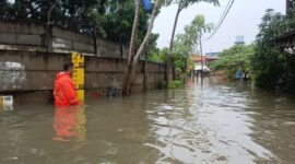 BPBD DKI Jakarta menerjunkan personel dan menyiagakan perahu karet untuk merespon banjir yang menggenangi sejumlah titik dan permukiman warga, pada Kamis (29/2). (Dok. BPBD DKI Jakarta)
