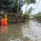BPBD DKI Jakarta menerjunkan personel dan menyiagakan perahu karet untuk merespon banjir yang menggenangi sejumlah titik dan permukiman warga, pada Kamis (29/2). (Dok. BPBD DKI Jakarta)
