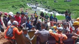Proses evakuasi korban yang tertimbun longsor di Kabupaten Garut, Jawa Barat pada Jumat (26/4/2024). (Dok. BPBD Kabupaten Garut)