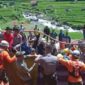 Proses evakuasi korban yang tertimbun longsor di Kabupaten Garut, Jawa Barat pada Jumat (26/4/2024). (Dok. BPBD Kabupaten Garut)
