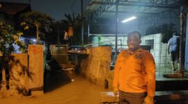 Personel BPBD Kota Bekasi melakukan monitoring dan pengecekan ke lokasi terdampak banjir di Kota Bekasi. (Dok. BPBD Kota Bekasi)