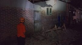 Sejumlah bangunan di Kabupaten Sumedang tampak rusak akibat gempa berkekuatan M6,2 di Kabupaten Garut, pada Sabtu (27/4) malam. Dok. BPBD Kota Tasikmalaya)