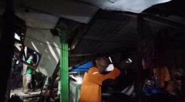 Sebuah atap rumah warga di Kabupaten Sukabumi roboh akibat gempa bumi M6,2 yang mengguncang. (Dok. BPBD Kabupaten Sukabumi)