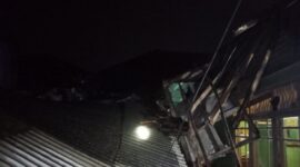 Sejumlah bangunan di tampak rusak akibat gempa berkekuatan M6,2 di Kabupaten Garut, pada Sabtu (27/4) malam. Dok. BPBD Kota Tasikmalaya)