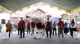 Penyaluran Bantuan Sosial. (Dok. Kemensos.go.id)
