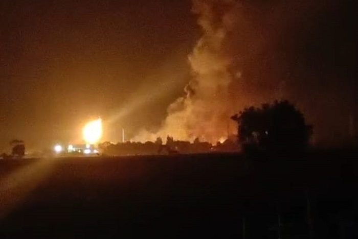 2. Kobaran api dari sumur migas Subang masih menyala, warga sudah dievakuasi ke tempat aman. (Dok. Video Viral)