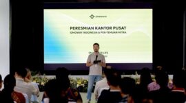 Yulong Chen, General Manager OMOWAY Indonesia, menyampaikan visi dalam acara peresmian.